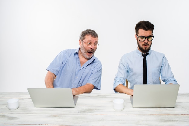 dos colegas que trabajan juntos en la oficina en blanco