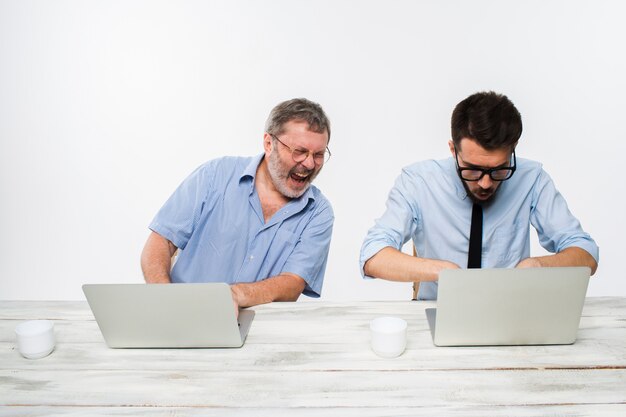 dos colegas que trabajan juntos en la oficina en blanco