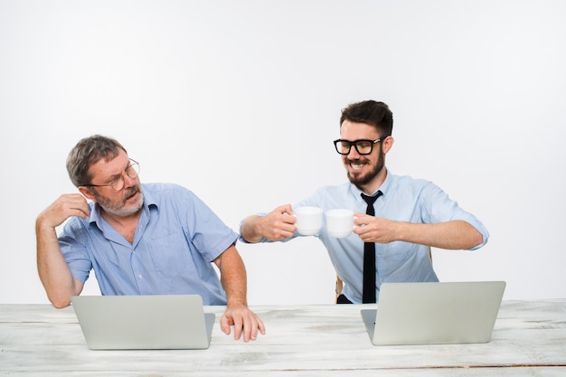 dos colegas que trabajan juntos en la oficina en blanco