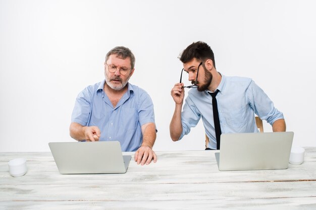 Los dos colegas que trabajan juntos en la oficina