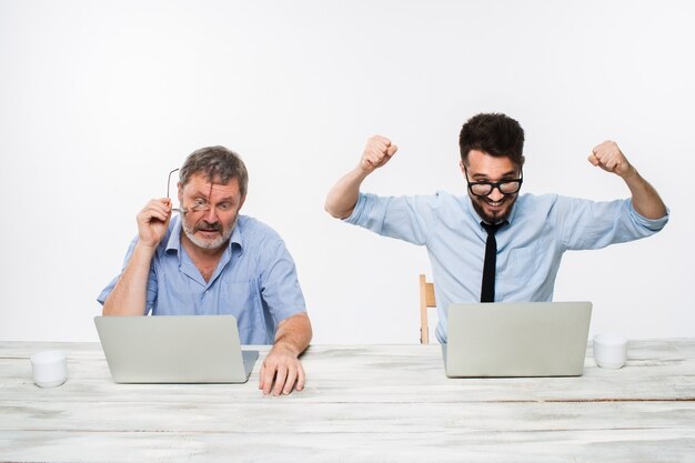 Los dos colegas que trabajan juntos en la oficina