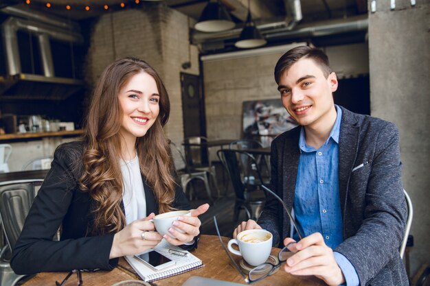 Dos colegas se sientan en un café