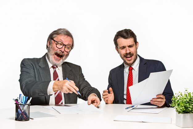 Los dos colegas trabajando juntos en la oficina.