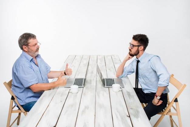 dos colegas trabajando juntos en el proyecto