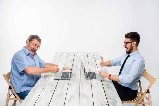 dos colegas trabajando juntos en el proyecto