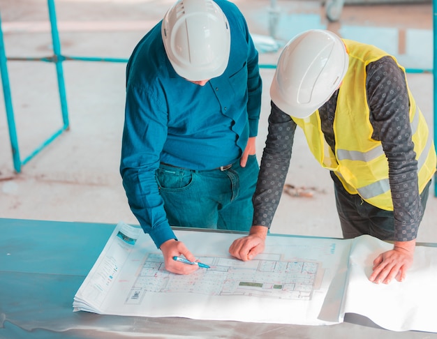 Dos colegas trabajando en un proyecto.