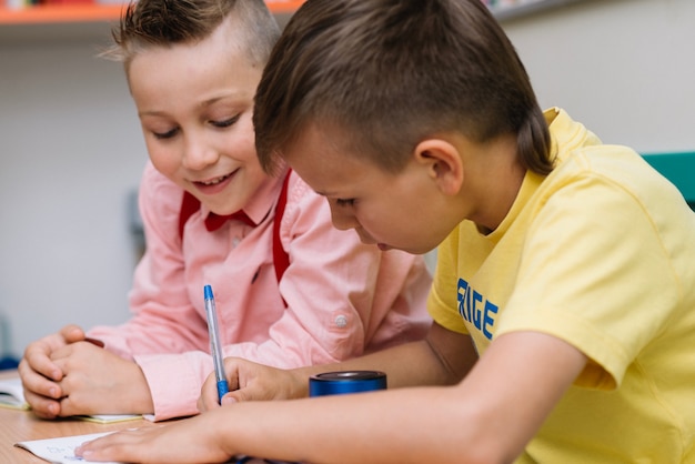 Dos, colegialos, sentado, escritorio