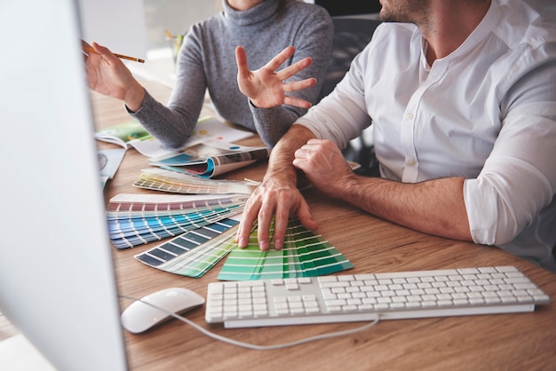 Dos compañeros de trabajo eligiendo la mejor opción de color