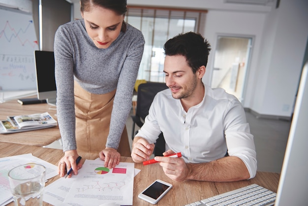 Dos compañeros de trabajo trabajando en una nueva estrategia empresarial.