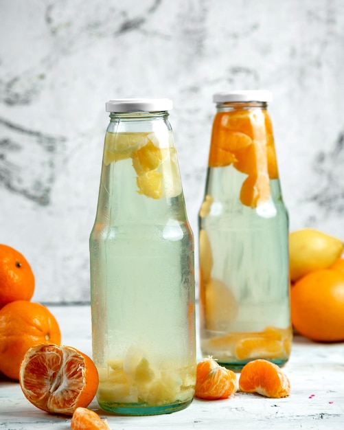 Dos compotas de mandarina en la botella