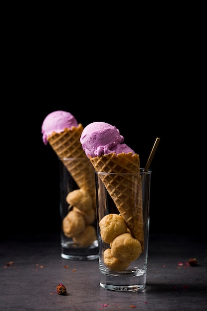 Dos conos con helado servidos en vasos