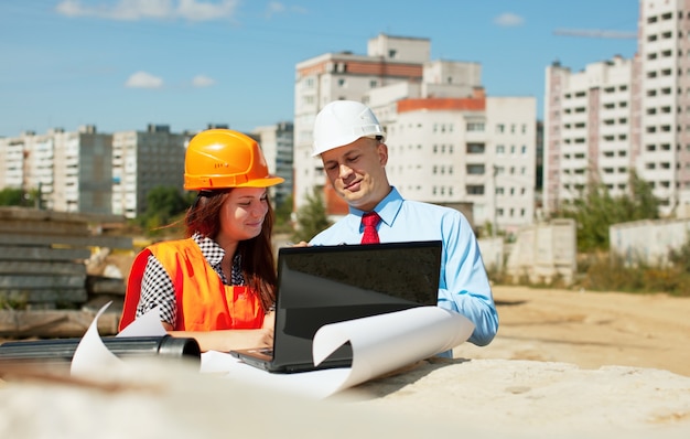 dos constructores trabajan en el sitio de construcción