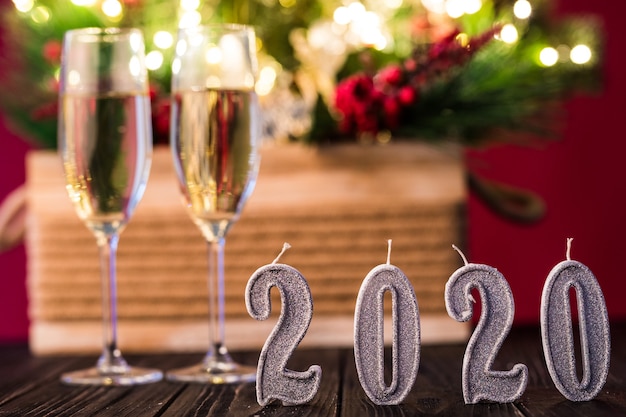 Dos copas de champagne con decoración Año Nuevo 2020. Concepto de celebración de año nuevo.