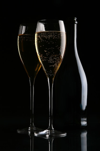 Dos copas elegantes con champagne dorado