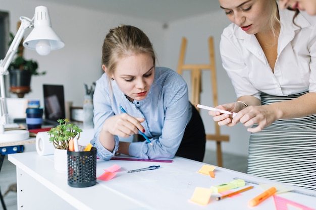 Dos creativas empresarias juntas trabajando en el proyecto.