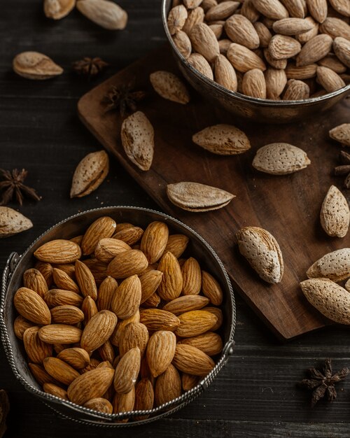 dos cuencos de almendra con piel y pelados