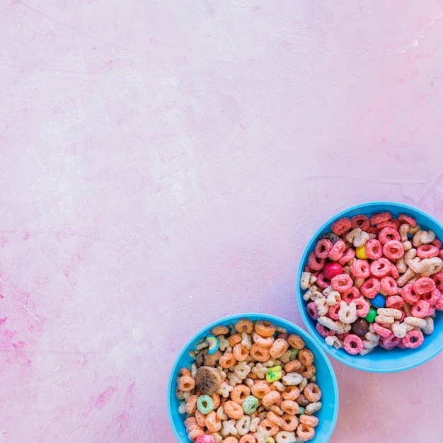 Dos cuencos con cereales en mesa.