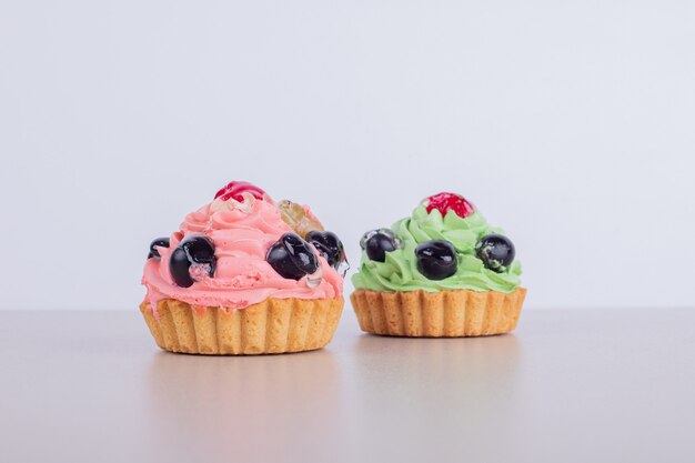 Dos cupcakes cremosos.