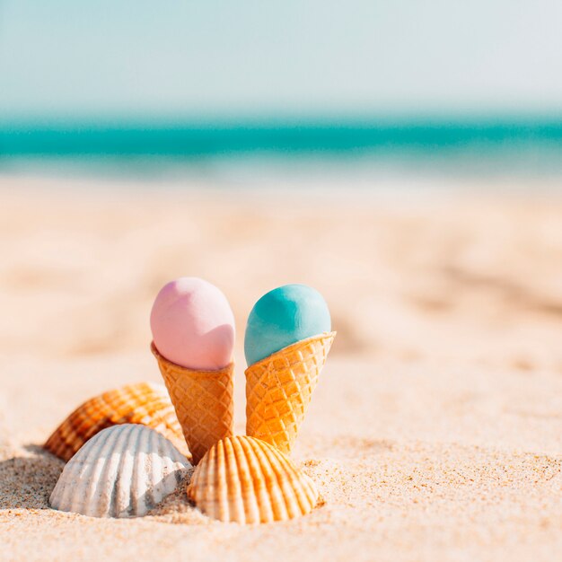 Dos deliciosos helados con conchas en la playa