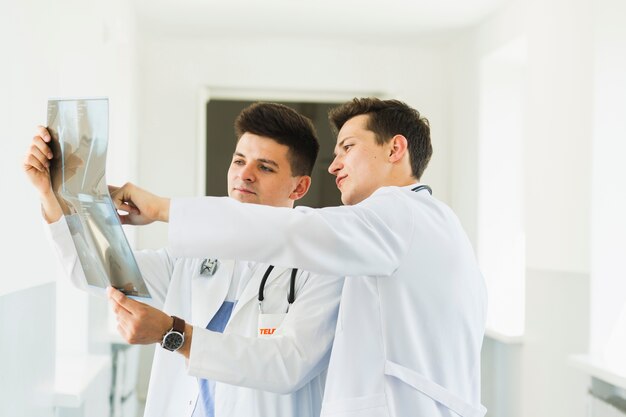 Dos doctores en laboratorio