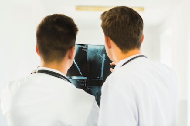 Foto gratuita dos doctores en laboratorio