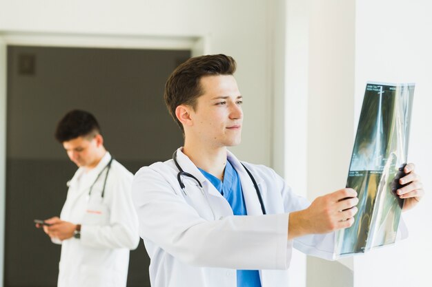 Dos doctores en laboratorio