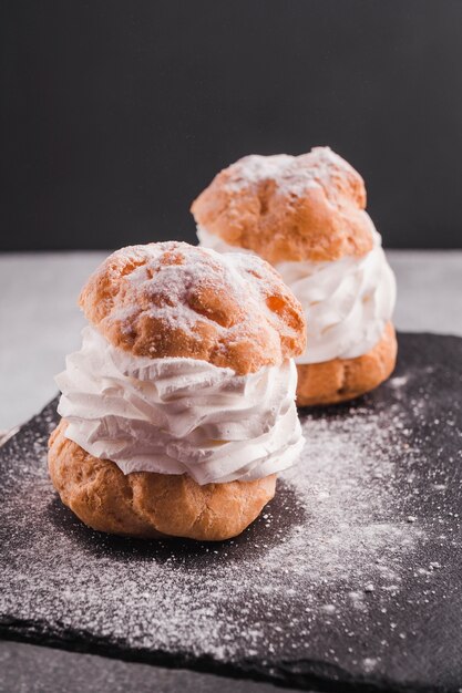 Dos dulces elaborados con crema