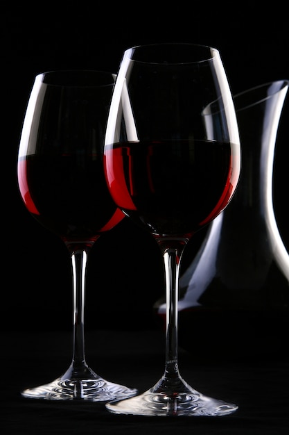 Dos elegantes copas con vino
