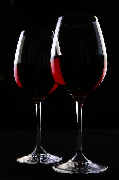 Dos elegantes copas con vino