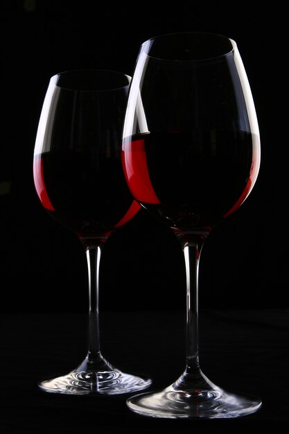 Dos elegantes copas con vino