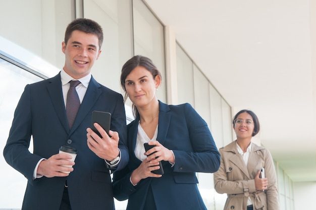 Dos empleados esperando a su colega.