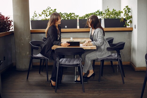 Dos empresarias trabajando en una cafetería