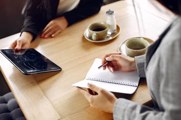 Dos empresarias trabajando en una cafetería