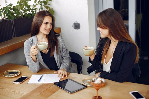 Dos empresarias trabajando en una cafetería