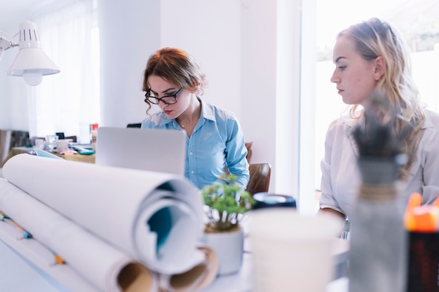 Foto gratuita dos empresarias trabajando en oficina