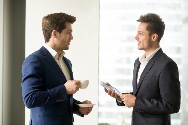 Dos empresarios exitosos discutiendo negocios