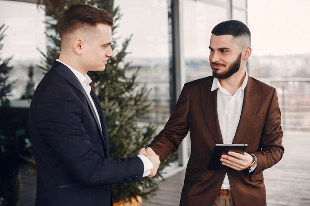 Dos empresarios trabajando con una tableta.