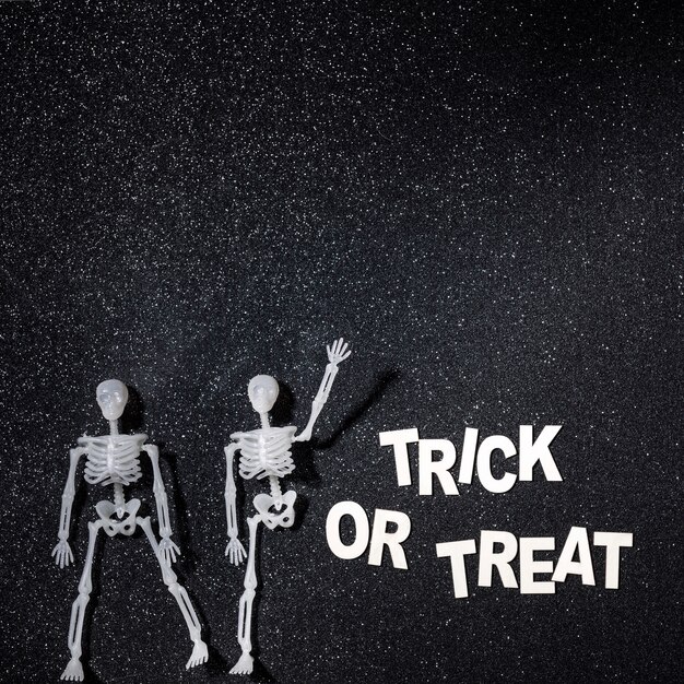 Dos esqueletos en una composición de truco o trato