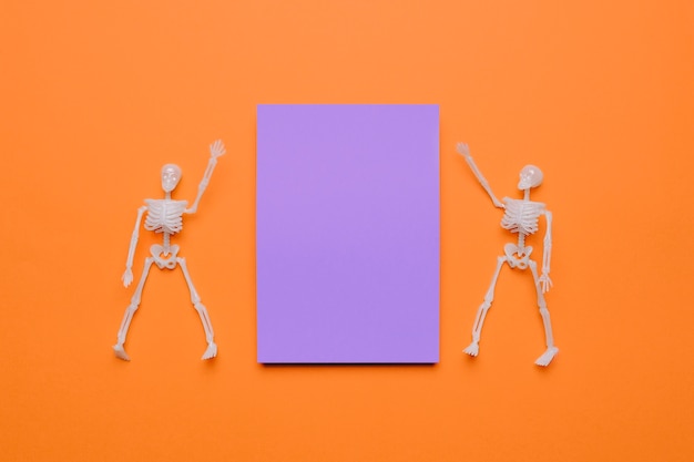 Dos esqueletos de Halloween con violeta