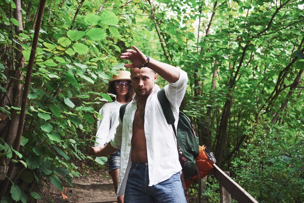 Dos excursionistas con mochilas en la espalda en la naturaleza.