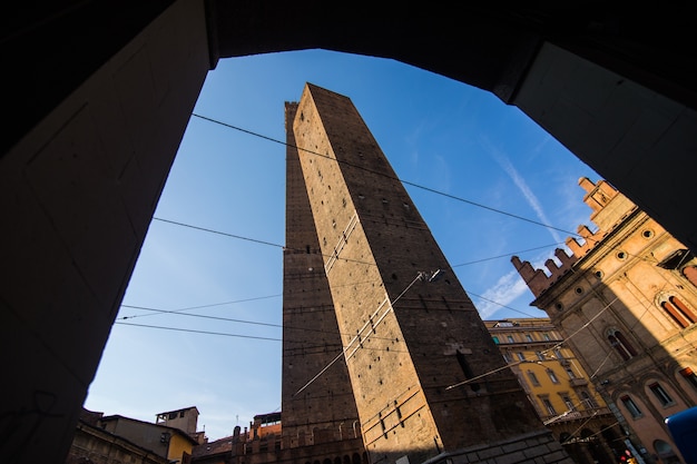 Dos famosas torres de caída Asinelli y Garisenda en la mañana, Bolonia, Emilia-Romaña, Italia
