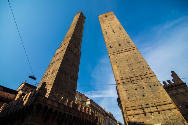 Dos famosas torres de caída Asinelli y Garisenda en la mañana, Bolonia, Emilia-Romaña, Italia