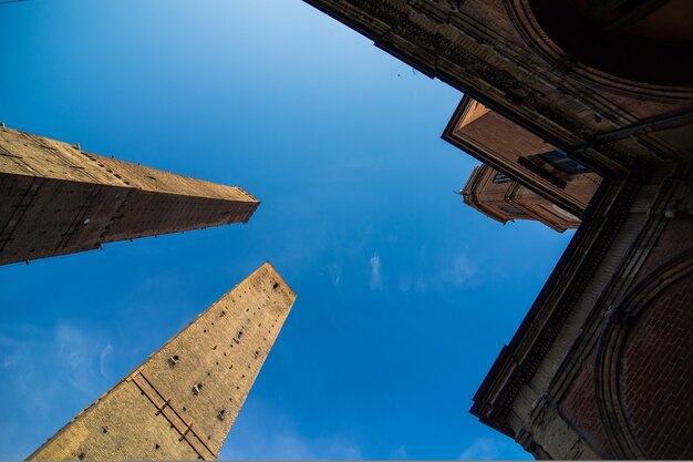 Dos famosas torres de caída Asinelli y Garisenda en la mañana, Bolonia, Emilia-Romaña, Italia