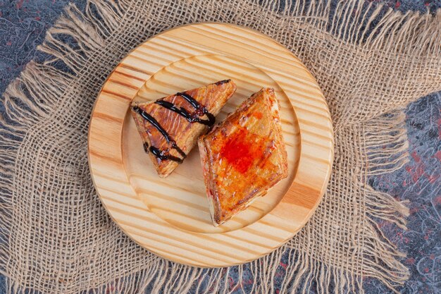 Dos galletas caseras frescas sobre tabla de madera. vista superior