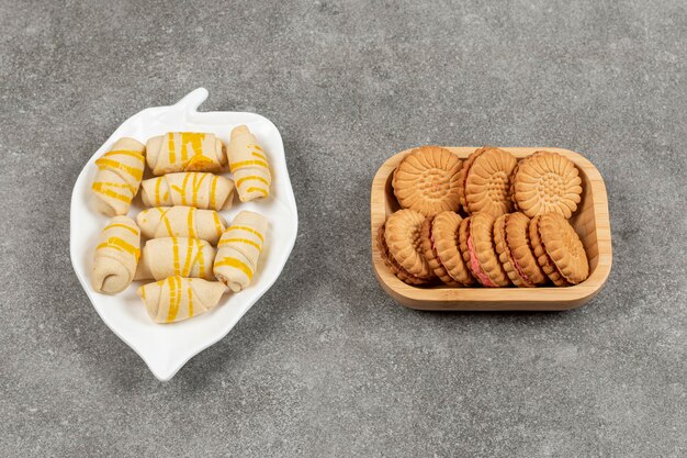 Foto gratuita dos galletas diferentes en varios platos.