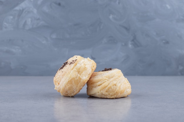 Dos galletas de hojaldre en mármol