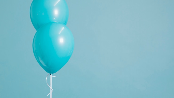 Foto gratuito dos globos azules pastel flotantes