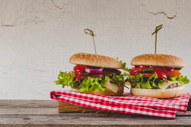 Foto gratuita dos hamburguesas con queso apetitosas