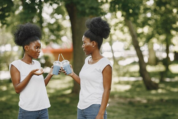 Dos hermanas afroamericanas descansan en un parque