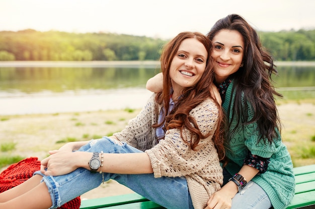 Dos hermanas alegres abrazando